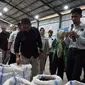 Penjabat Gubernur Kaltim Akmal Malik saat melihat proses pengolahan Kakao di Berau Cocoa yang merupakan binaan PT Berau Coal, Sabtu (16/12/2023).