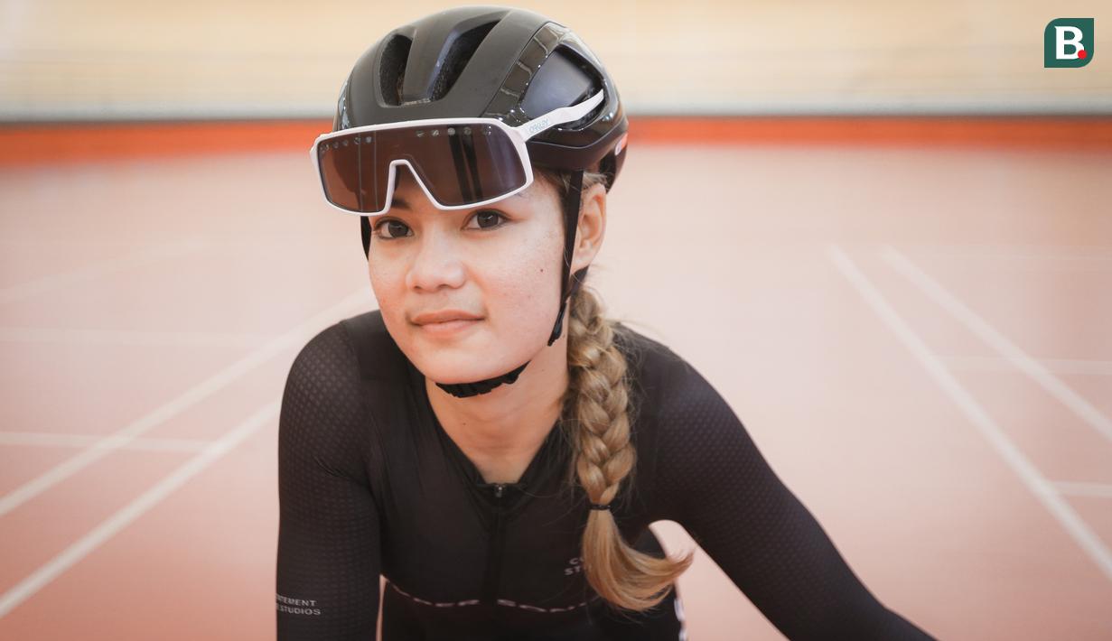 Pebalap sepeda putri Indonesia, Ayustina Delia Priatna berpose di depan fotografer setelah berlatih untuk ajang UCI Track Nations Cup 2023 di Jakarta International Velodrome, Rawamangun, Jakarta, Kamis (16/02/2023). (Bola.com/Bagaskara Lazuardi)