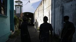 Muhamad Natsir (2kiri) ditunggu rekan-rekannya usai salat berjamaah di Masjid Nurul Huda, Sidoarjo, Sabtu (11/6/2016). (Bola.com/Nicklas Hanoatubun)