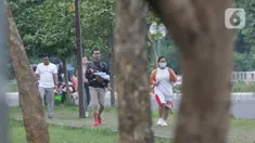 Warga beraktivitas di area lingkar luar kawasan Stadion Pakansari, Kabupaten Bogor, Sabtu (11/9/2021). Kawasan ini kembali ramai dengan aktivitas warga seiring penurunan level PPKM di wilayah Jabodetabek. (Liputan6.com/Helmi Fithriansyah)