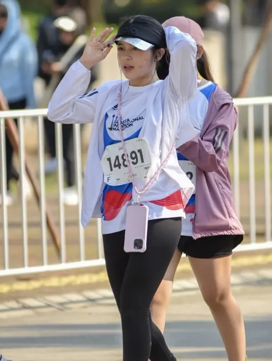 Pada kesempatan ini, Eca juga kenakan pimple patch yang jadi ciri khas dari tampilannya.   [Foto: instagram/ ElsaaJapasal]