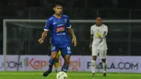 Gelandang Arema, Jayus Hariono, saat duel kontra Barito Putera, Senin (4/3/2019) di Stadion Kanjuruhan, Malang. (Bola.com/Iwan Setiawan)