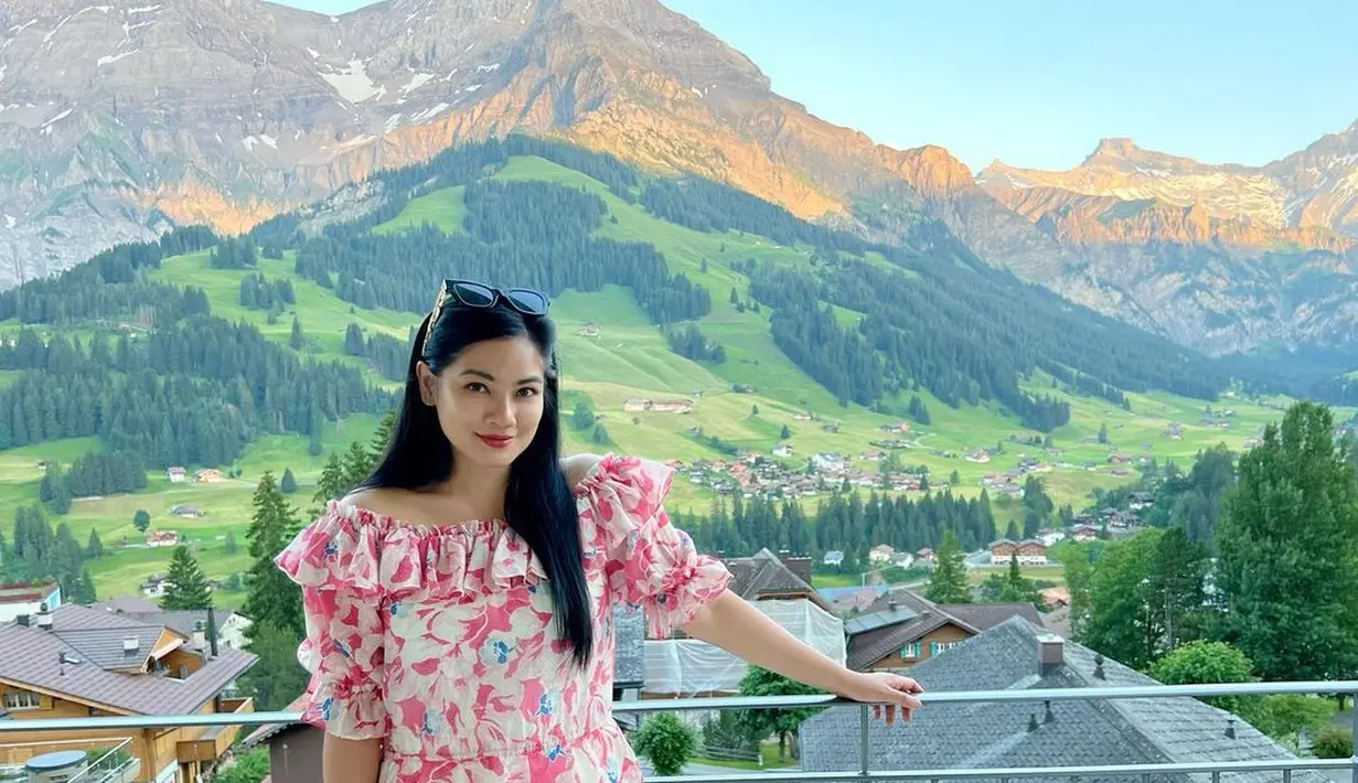 Artis Titi Kamal sedang menikmati liburan di Swiss bersama sang ibu. Berpose dengan keindahan pemandangan Swiss membuat Titi Kamal menyebut di unggahan instagramnya sebagai lukisan Allah. (instagram/titi_kamall)