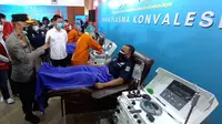 Wakapolda Metro Jaya Brigjen Pol Hendro Pandowo menyaksikan puluhan anggotanya yang pernah terpapar Covid-19 dan sembuh serta sehat melakukan donor plasma konvalesen di Palang Merah Indonesia (PMI) Jakarta, Sabtu (6/2/2021). (Ist)