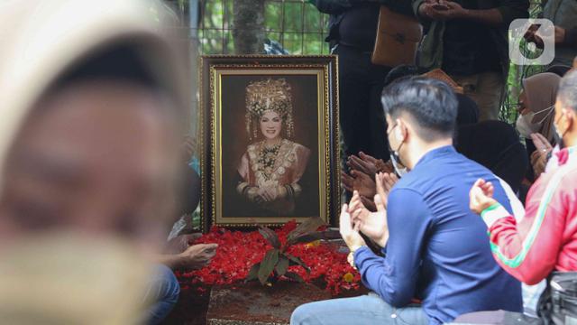 Suasana Pemakaman Dorce Gamalama