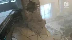 Beginilah detik-detik balkon tower II gedung BEI ambruk.