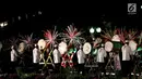 Peserta mengikuti Festival Pukul Beduk dan Gema Takbir 2017 di Balai Kota, Jakarta, Sabtu (24/6). Festival Beduk yang diselenggarakan pada malam takbiran itu untuk menyambut Idul Fitri 1438 H serta HUT ke-490 Jakarta. (Liputan6.com/Angga Yuniar)