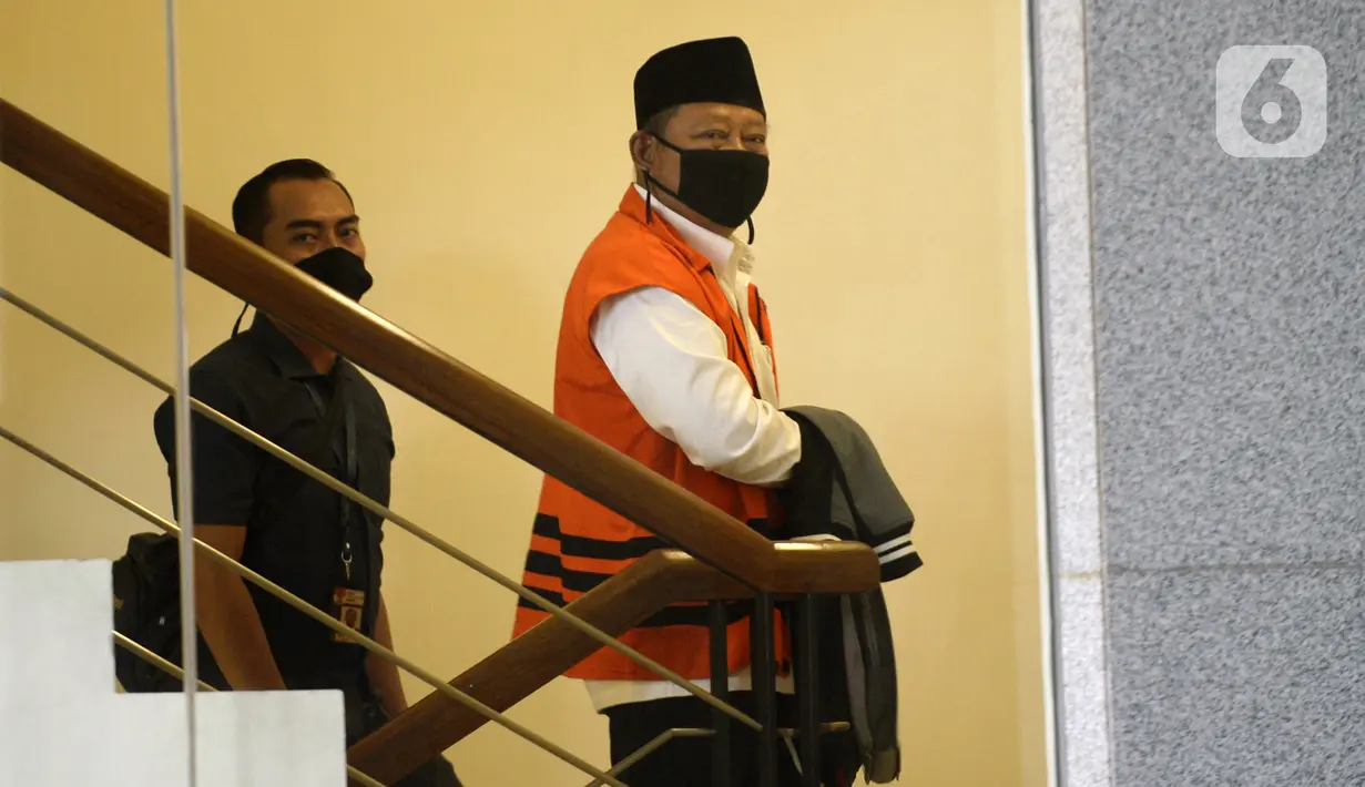 Bupati nonaktif Sidoarjo Saiful Ilah saat akan menjalani pemeriksaan lanjutan di Gedung KPK, Jakarta, Selasa (7/4/2020). Saiful Ilah diperiksa sebagai tersangka untuk melengkapi berkas terkait dugaan menerima suap proyek infrastruktur di Dinas PUPR Kabupaten Sidoarjo. (merdeka.com/Dwi Narwoko)
