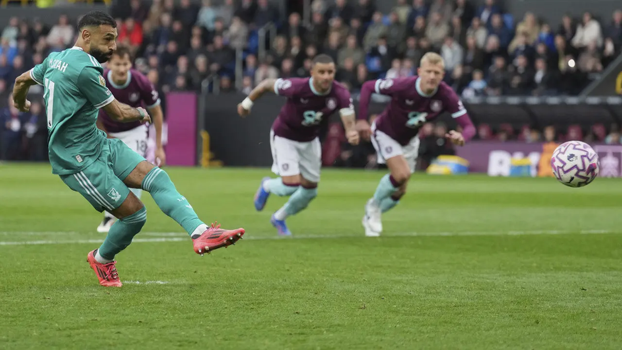 Mohamed Salah mengeksekusi penalti di laga Burnley vs Liverpool di Turf Moor di pekan keempat Liga Inggris 2025/2026, Minggu (14/09/2025). (AP Photo/Jon Super)