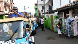 Musisi jazz AS, Wycliffe Gordon bersama rekan-rekannya saat menghibur warga selama pertunjukan jalanan di ibukota Sri Lanka, Kolombo (26/2). Pertunjukkan ini sebagai bagian untuk memperingati 70 tahun kemitraan AS-Sri Lanka. (AFP Photo/Ishara S. Kodikara)