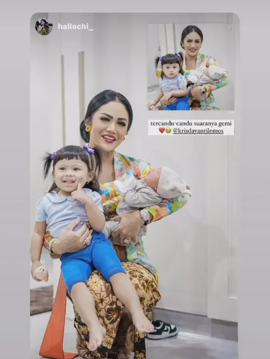 Krisdayanti pun berfoto dengan cucu barunya itu. Tak lupa, dia juga mengajak Ameena Nur Atta untuk berfoto bersama.
