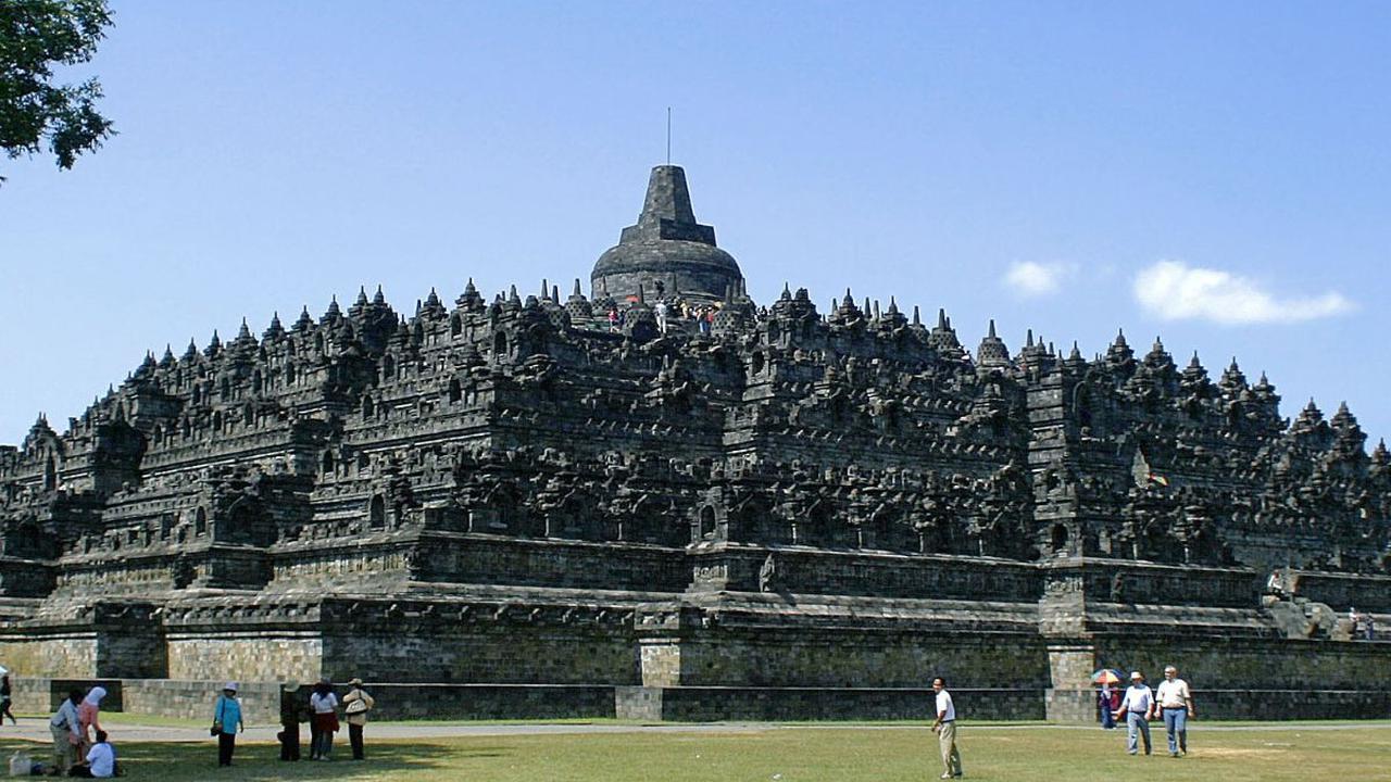 8. Candi Borobudur