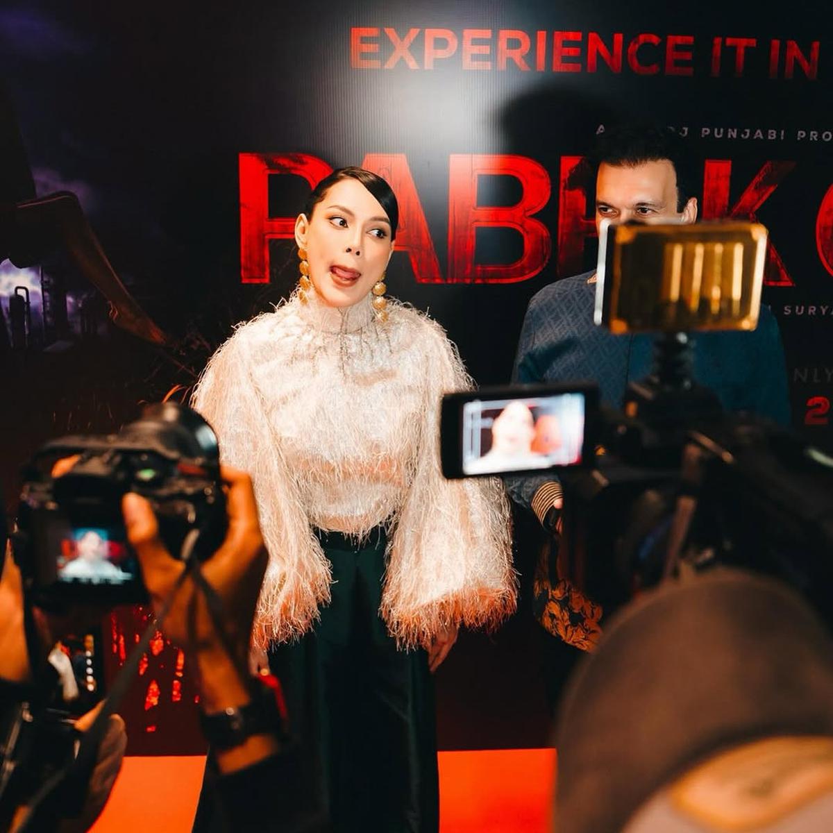 Potret Erika Carlina Hadir di Gala Premier Film 'PABRIK GULA', Oufitnya Keren dan Tak Pernah Gagal