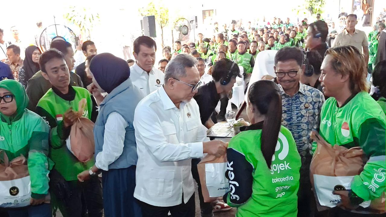 Menko Zulkifli Bagi Paket Pangan Murah, Libatkan 1.000 Driver Ojol