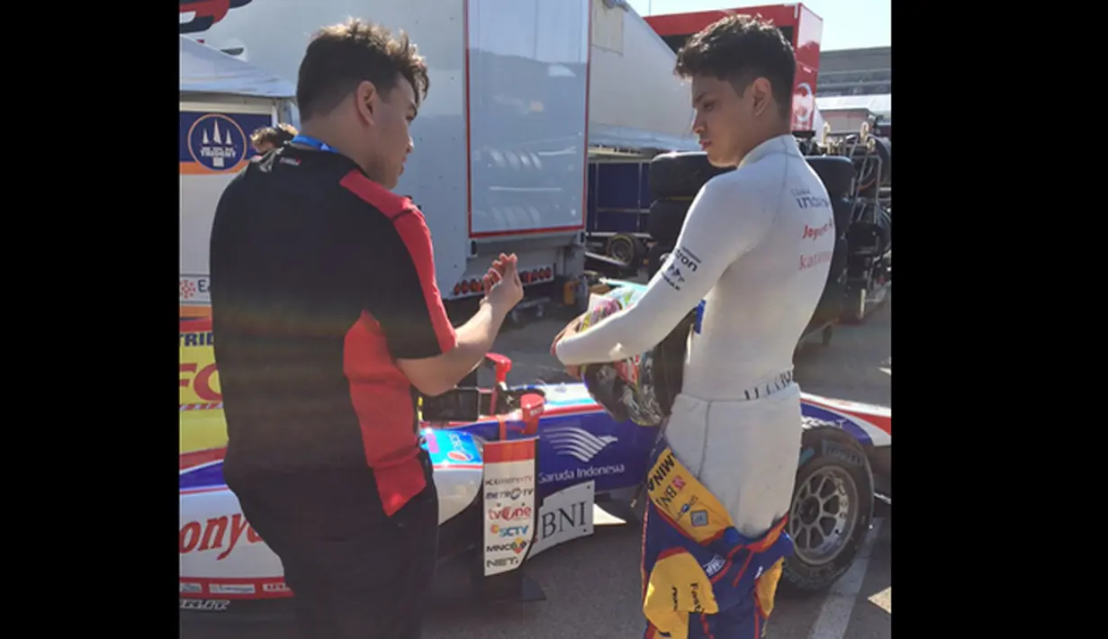 Pebalap Trident asal Indonesia, Philo Paz Armand, bersiap jelang Sprint Race GP2 Spanyol di Sirkuit Catalunya, Spanyol, Minggu (15/5/2016). (Bola.com/Twitter/PhiloPazArmand)