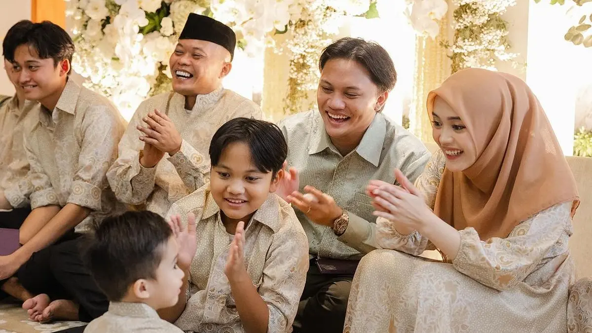 7 Potret Momen Pengajian Pernikahan Rizky Febian Ada Adzam Hingga Santyka  Fauziah, Berjalan Hangat dan Penuh Haru - Entertainment Fimela.com