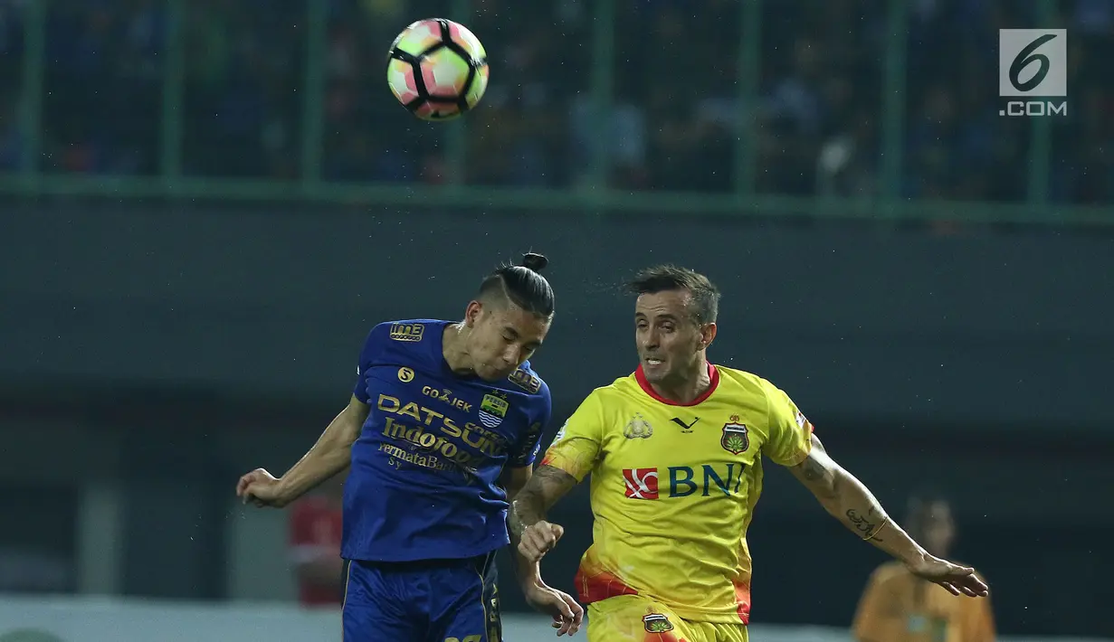 Pemain tengah Bhayangkara FC, Paulo Sergio M Goncalves (kanan) berebut bola dengan gelandang Persib, Kim Jeffrey Kurniawan dilanjutan Liga 1 di Stadion Patriot Candrabhaga, Bekasi, Minggu (4/6). Bhayangkara FC menang 2-0. (Liputan6.com/Helmi Fithriansyah)
