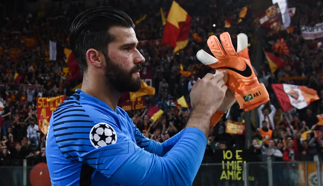 Alisson Becker. Adalah pemain termahal AS Roma yang hijrah ke Liga Inggris bersama Liverpool pada 2018/2019. Nilai transfernya mencapai 62,5 juta euro. The Reds langsung dibawa menjadi juara Liga Champions pada musim debutnya. Hingga kini tetap menjadi andalan Liverpool. (AFP/Filippo Monteforte)