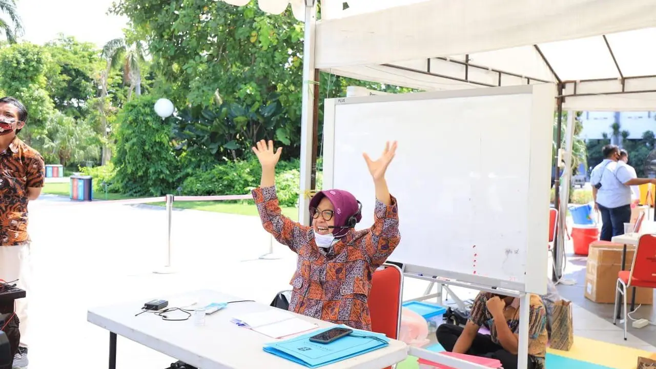 Momen Tri Rismaharini Beri Kelas Daring