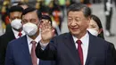 Presiden China Xi Jinping disambut Menko Marves Luhut Binsar Pandjaitan setibanya di Bandara Internasional Ngurah Rai menjelang KTT G20 di Bali, Senin (14/11/2022). (Ajeng Dinar Ulfiana/Pool Photo via AP)