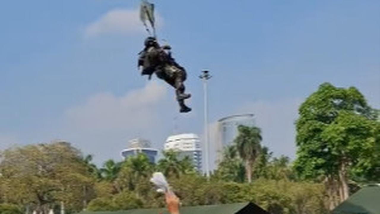 Prajurit Penerjun Payung Nyungsep Nabrak Barak Persiapan HUT TNI