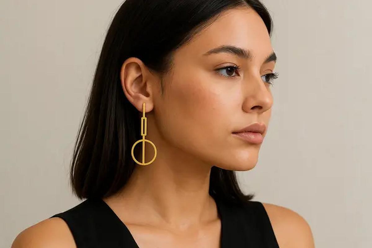 6 Pilihan Anting Emas Bulat Minimalis Modern, Percantik Penampilan Elegan Anda di 2025