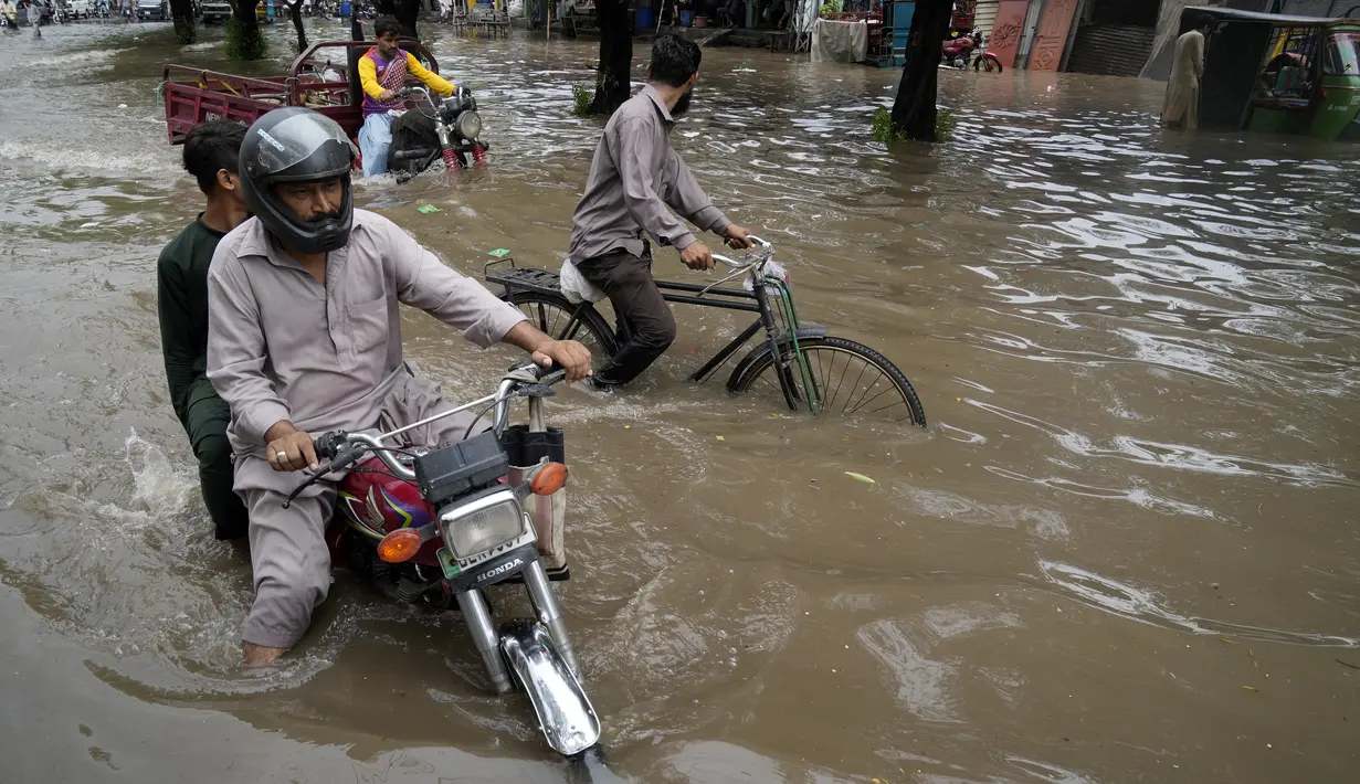 Hujan deras telah menyebabkan jalan-jalan di Lahore, Pakistan terendam banjir, menyebabkan ketidaknyamanan bagi para komuter. (AP Photo/K.M. Chaudary)