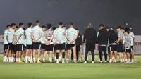 Latihan Timnas Indonesia di Stadion Madya, Gelora Bung Karno, Jakarta, Minggu (9/6/2024) malam WIB, jelang laga melawan Filipina di Kualifikasi Piala Dunia 2026 (Bola.com/Abdul Aziz)