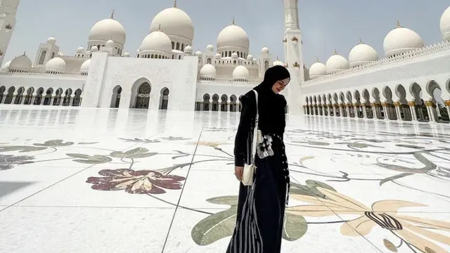 Gaya Stylish Shireen Sungkar Travelling ke Dubai