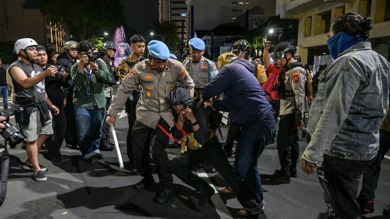 FOTO: Demo  Mahasiswa dan Warga Surabaya Berakhir Ricuh