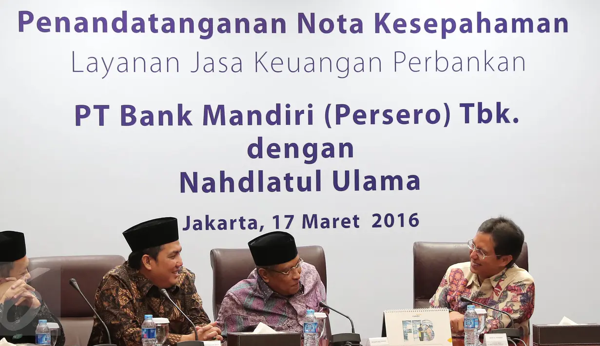 Bank Mandiri akan memberikan produk dan jasa keuangan warga NU termasuk kartu anggota NU (KartaNU). Dengan kartu itu, warga NU dapat melakukan berbagai transaksi keuangan dengan lebih mudah dan cepat, Jakarta, Kamis (17/3). (Liputan6.com/Angga Yuniar)