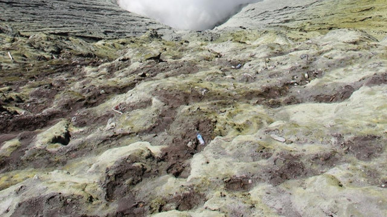 Melihat pesona kawah Gunung Bromo lebih dekat