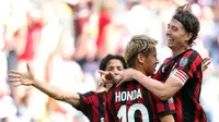 Gelandang AC Milan, Keisuke Honda (tengah), rayakan gol ke gawang Bologna bersama Riccardo Montolivo. Honda membantu AC Milan menang 3-0 di Stadio Giuseppe Meazza, Minggu (21/5/2017). (AP Photo/Matteo Bazzi)