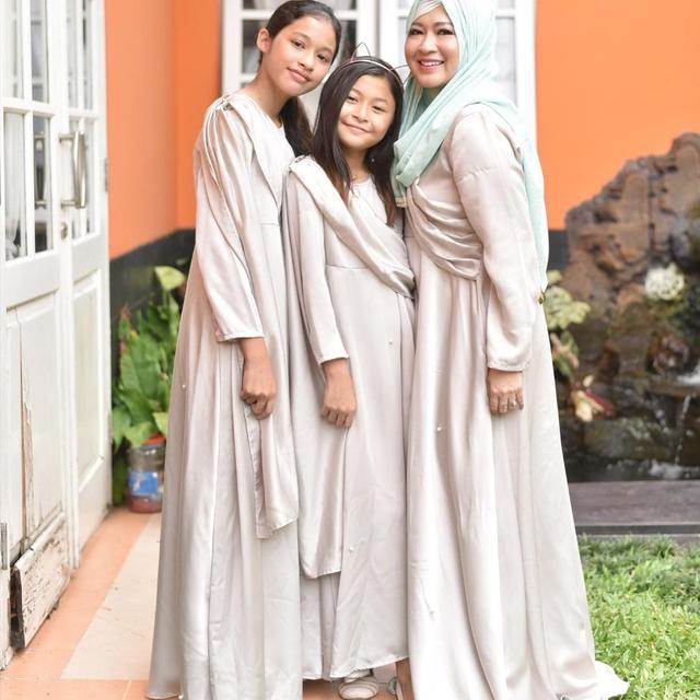 Buah Hati Beranjak Remaja, Ini 6 Potret Okie Agustina dan Anak Perempuannya