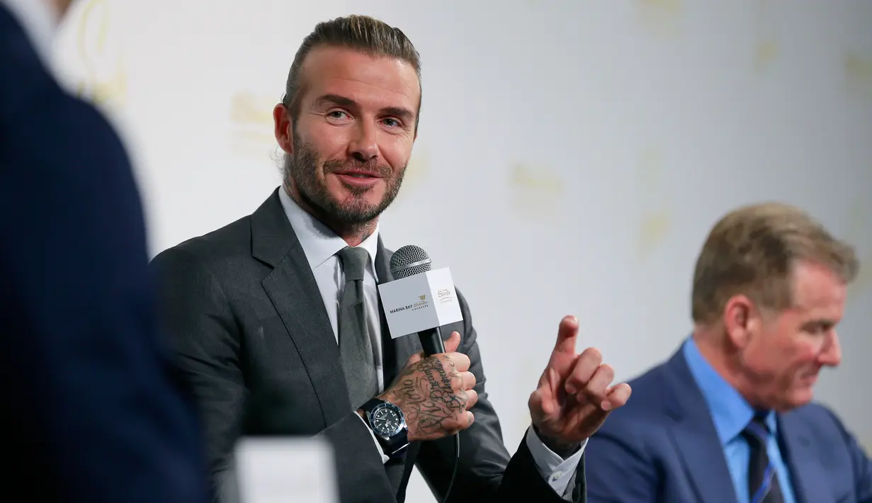 Mantan pemain sepak bola Inggris David Beckham (tengah) didampingi Presiden Las Vegas, Sands Robert Goldstein (kanan) memberi keterangan saat konferensi pers di Tokyo, Jepang (4/10). (AP Photo/Shizuo Kambayashi)