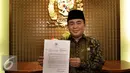 Ketua DPR Ade Komarudin memperlihatkan surat dari Presiden Jokowi perihal permintaan pertimbangan pengangkatan Komjen (Pol) Budi Gunawan (BG) jadi Kepala BIN di gedung Parlemen, Senayan, Jakarta, Jumat (02/9). (Liputan6.com/Johan Tallo)