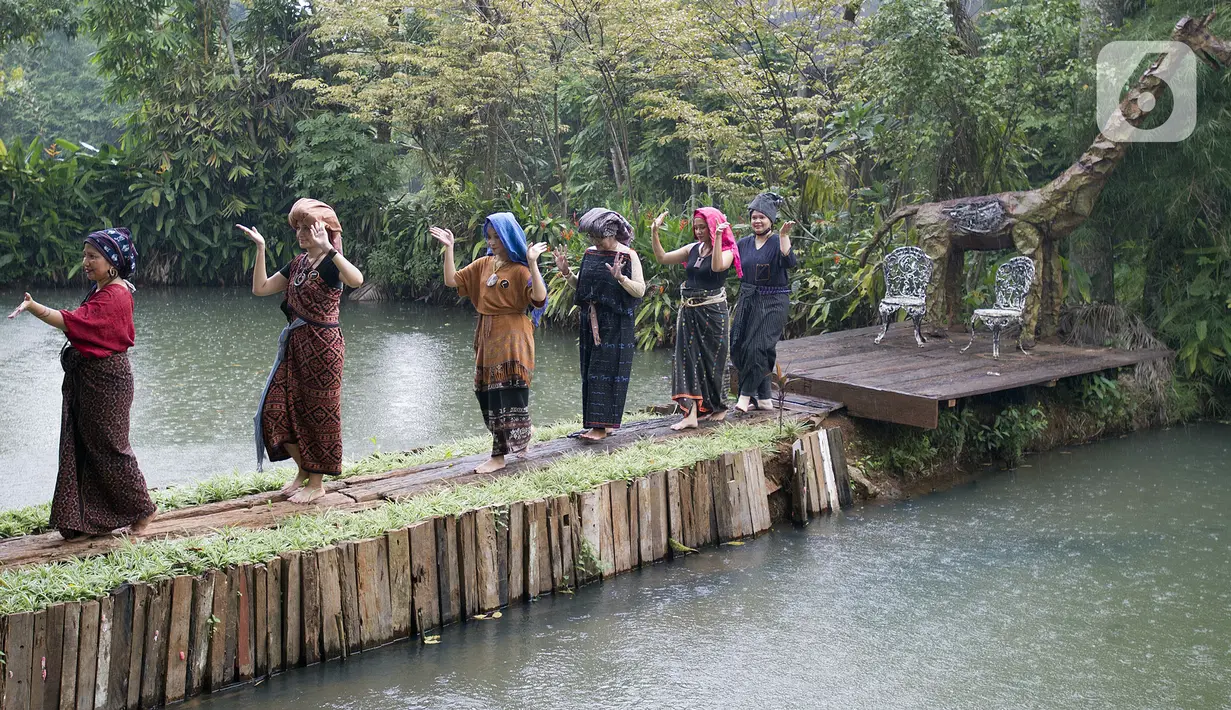 Perempuan lintas komunitas membawakan tari Ja'i saat kegiatan Sapawastra memperingati Hari Ibu di pelataran Secret Garden Art Space, Depok, Jawa Barat, Rabu (22/12/2022). Kegiatan ini untuk menggugah masyarakat dalam mengenal dan mencintai beragam kain tenun tradisional. (merdeka.com/Arie Basuki)