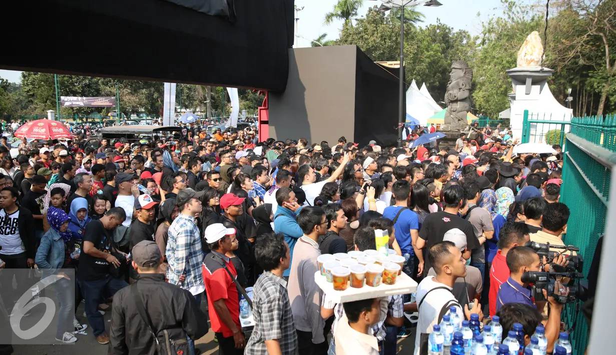 Stadion Gelora Bung Karno pun bersiap menyambut puluhan ribu penggemar Bon Jovi dari seluruh penjuru Indonesia, Jakarta, Jumat (11/9/2015). Puluhan fans Bonjovi memadati pelataran SUGBK, Jakarta, Jumat (Liputan6.com/Faizal Fanani)