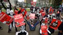 Aktivis lingkungan membawa poster penolakan saat demonstrasi menentang rencana pemerintah untuk menambang batu bara dan membuka PLTU, Nairobi, Kenya, Selasa (5/6). Aktivis mengatakan proyek itu akan berdampak buruk pada lingkungan. (AP Photo/Ben Curtis)