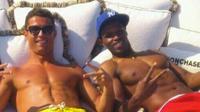Bintang Real Madrid, Cristiano Ronaldo (kiri), bersama rekannya Jose Semedo (kanan). (dok. Mirror)