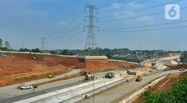 Pekerja menyelesaikan pembangunan Jalan Tol Serpong-Cinere seksi 2 di kawasan Limo, Depok, Jawa Barat, Senin (12/6/2023). (merdeka.com/Arie Basuki)