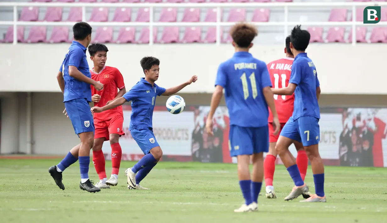 <p>Gelandang Timnas Thailand U-16, Chaiwat Ngoenma (tengah) berusaha mengontrol bola saat menghadapi Timnas Vietnam U-16 pada laga semifinal Piala AFF U-16 2024 di Stadion Manahan, Solo, Senin (1/7/2024). (Bola.com/Abdul Aziz)</p>