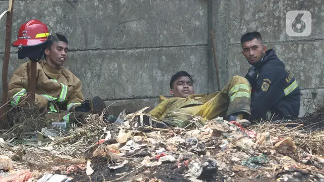 Potret Damkar Usai Melawan Api di Lapak Ban Bekas