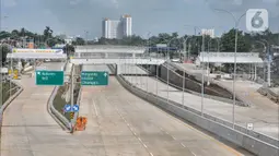 Suasana tahap finishing proyek Tol Cinere-Jagorawi (Cijago) seksi 3 ruas Kukusan-Cinere di kawasan Tanah Baru, Depok, Minggu (20/11/2022). Ditjen Binamarga Kementerian PUPR mengungkapkan progres pembangunan Tol Cijago seksi 3 yang menghubungkan Cinere-Jagorawi hampir rampung dan rencananya akan diuji coba pada libur Natal dan Tahun Baru. (merdeka.com/Iqbal S Nugroho)