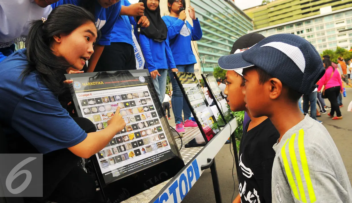 Sejumlah anak menyimak penjelasan tentang narkoba saat sosialisasi di CFD, Jakarta, Minggu (5/2). Soasialisi tersebut dilakukan untuk memberikan pengetahuan kepada masyarakat jenis narkoba dan bahaya narkoba. (Liputan6.com/Angga Yuniar)