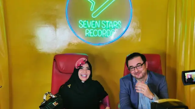 Roro Fitria dan CEO Seven Stars Records, Riccardo Mazzoni.