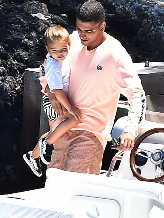 Seperti Sofia Richie, Younes Bendjima yang mengencani mantan Scott yakni Kourtney Kardashian pun tengah mendekatkan diri dengan anak-anak mereka. (BackGrid - HL)