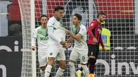 Pemain Sassuolo, Gianluca Scamacca, merayakan golnya bersama rekan setimnya, Maxime Lopez, setelah mencetak gol kedua Sassuolo ke gawang AC Milan dalam laga giornata 14 Serie A Liga Italia, Minggu (28/11/2021). (AP Photo/Luca Bruno)
