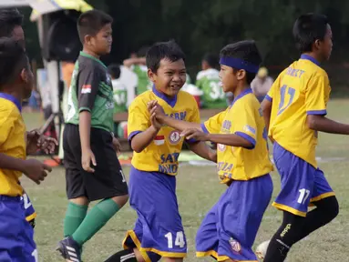 Para pemain Satria Muda FA merayakan gol ke gawang SS Gagak Rimang pada laga Indonesia Junior League 2019 di Lapangan Sawangan, Minggu (20/10). Dari liga kelas junior ini diharapkan bisa melahirkan pesepakbola muda berbakat dan berkualitas. (Bola.com/M Iqbal Ichsan)