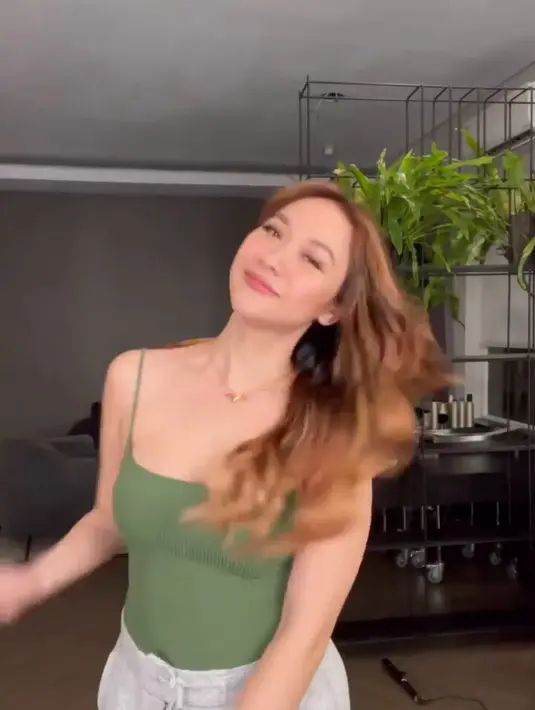 Lewat sebuah video, Bunga Citra Lestari menampilkan gaya rambutnya yang begitu indah. Istri dari mendiang Ashraf Sinclair tersebut pun kian menarik perhatian dengan mengenakan kaos tanpa lengan (tanktop) berwarna hijau. (Instagram/ bclsinclair)